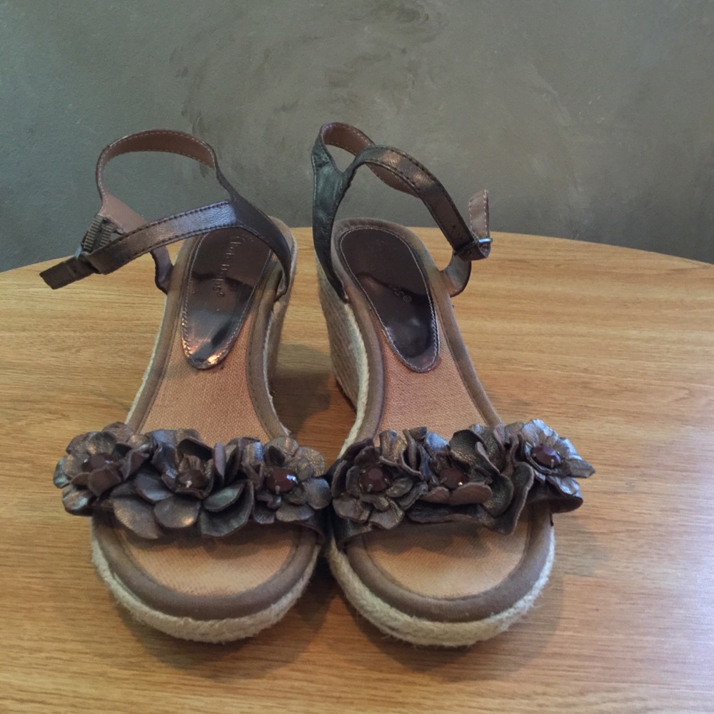💥Clearance💥     Bare Traps wedge sandal. Size 8